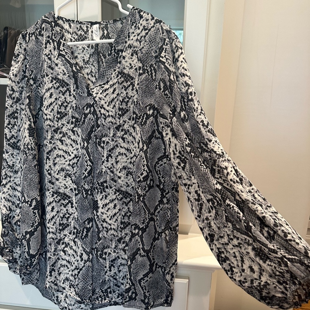 Snake skin pattern blouse - Picture 3 of 4
